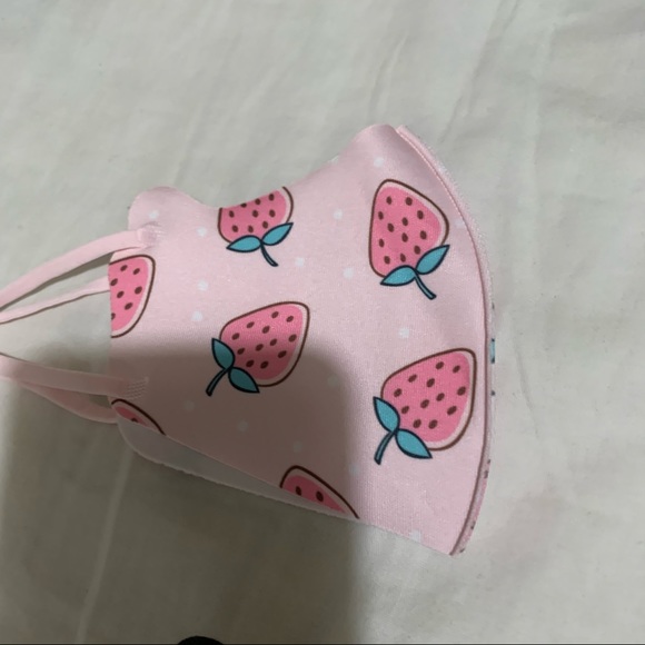 💙 Pink Strawberry Face Mask - Picture 2 of 4